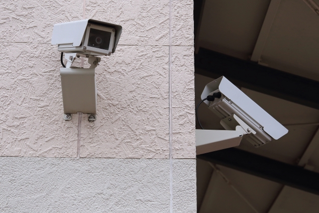 建物外壁に設置された防犯カメラ