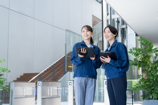 現地確認を行うスタッフ