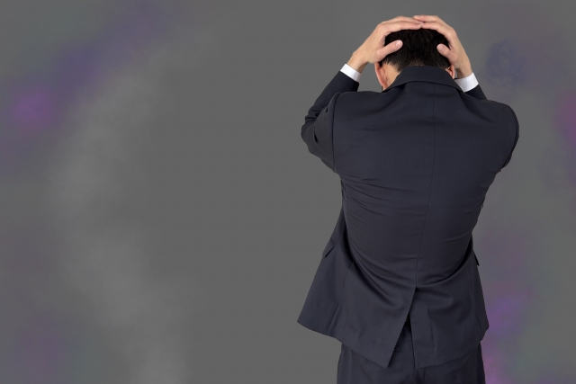 被害後に後悔するサラリーマン